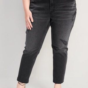 BRAND NEW OLD NAVY
plus size 28 Mid-Rise
Boyfriend Straight
Ripped Black Jeans